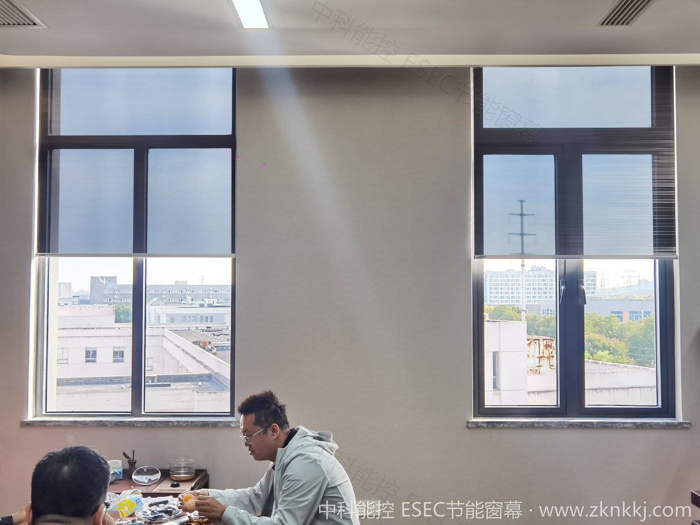 Shot at the Jingshi office building in Nanjing: the whole room installed, with soft light throughout