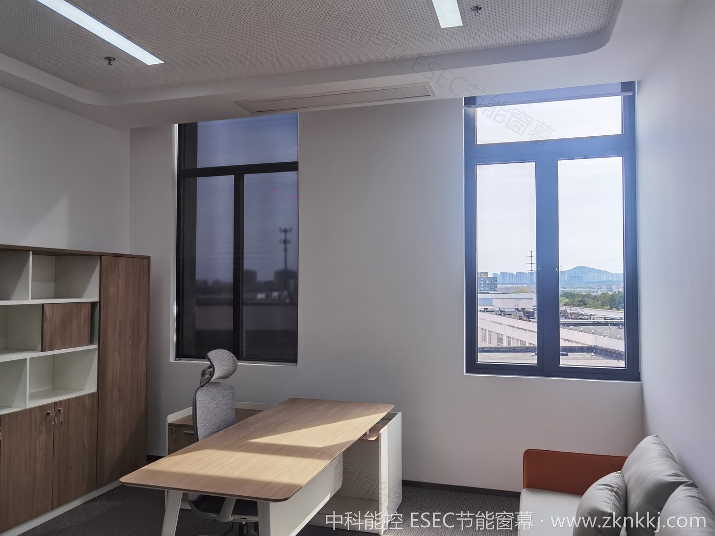 Shot at the Jingshi office building in Nanjing: the left window has the curtain and the light is soft, the right window does not and the glare is harsh