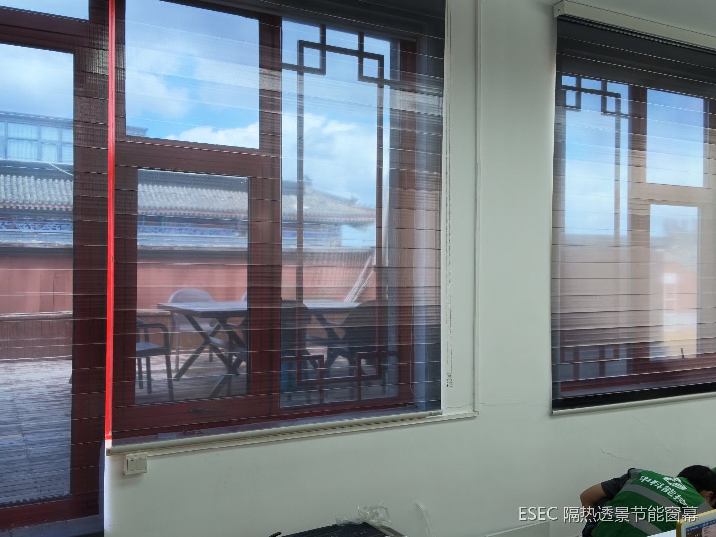 国粹苑短剧公司办公室实拍:透过半降窗幕看中式院落,工程师现场施工