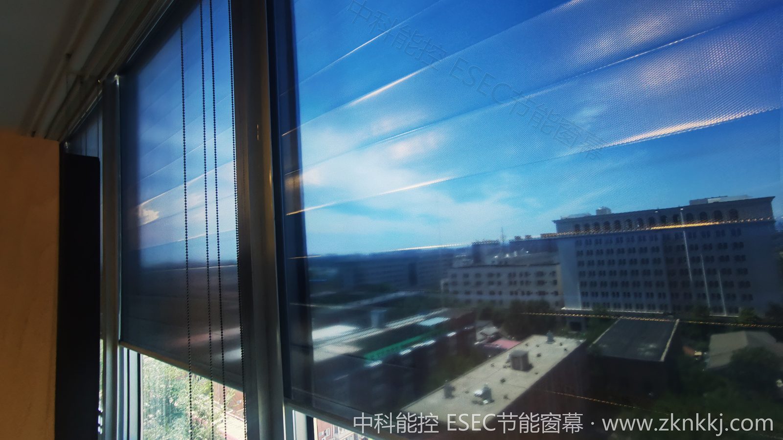 ESEC heat-insulating, see-through window curtain, half-frame close-up: still a clear view after installation