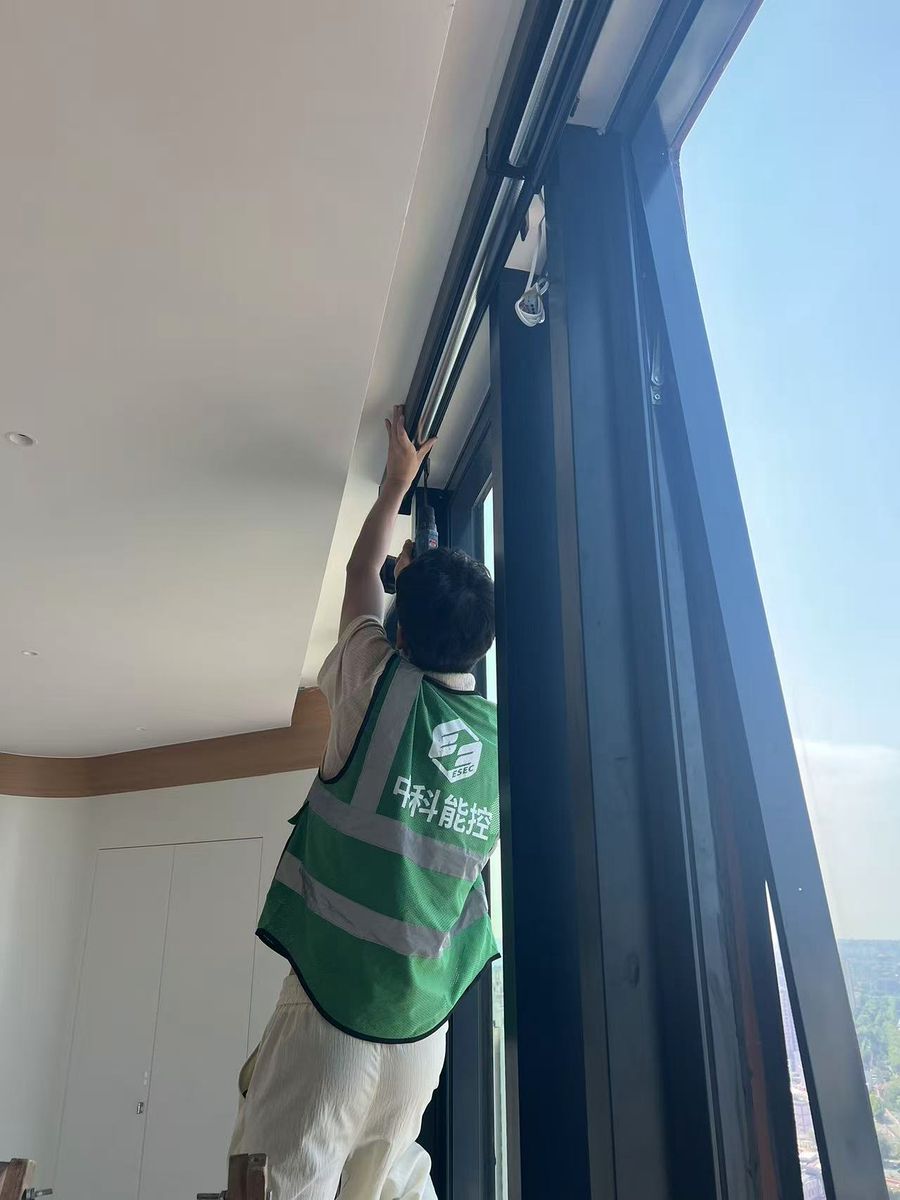 中科能控专业工程师现场安装窗幕