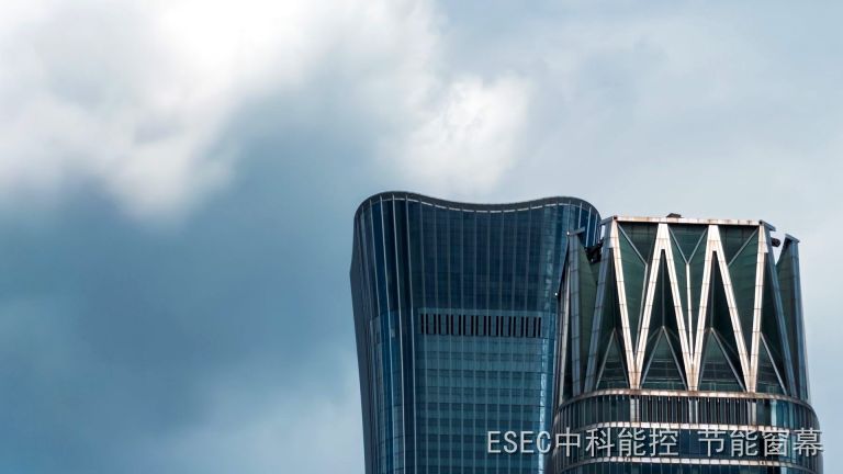 蓝天下的玻璃幕墙建筑