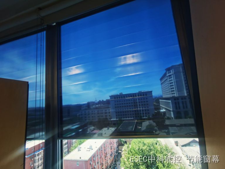 蓝天下的玻璃幕墙办公建筑与室内强光
