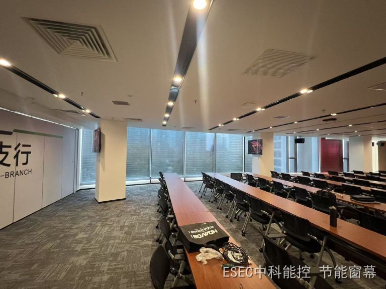 西晒朝向会议室落地窗实景