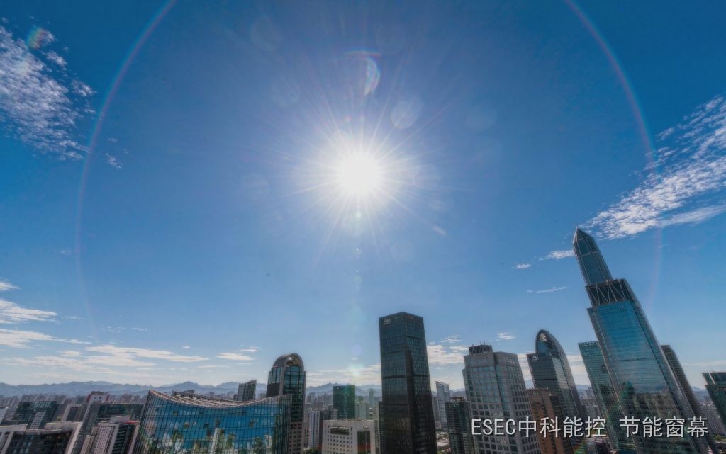 烈日下的城市玻璃幕墙天际线