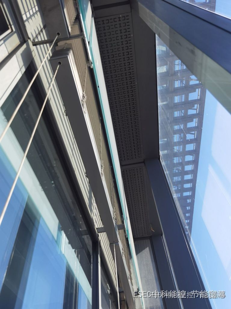 阳光下的玻璃幕墙建筑