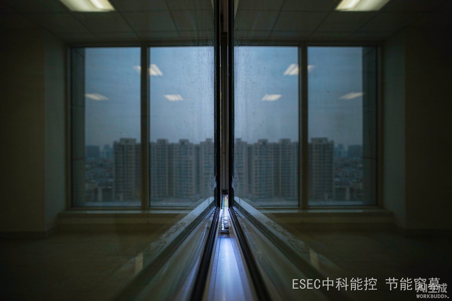 写字楼幕墙窗缝漏风示意插图:傍晚窗边的冷风渗入点