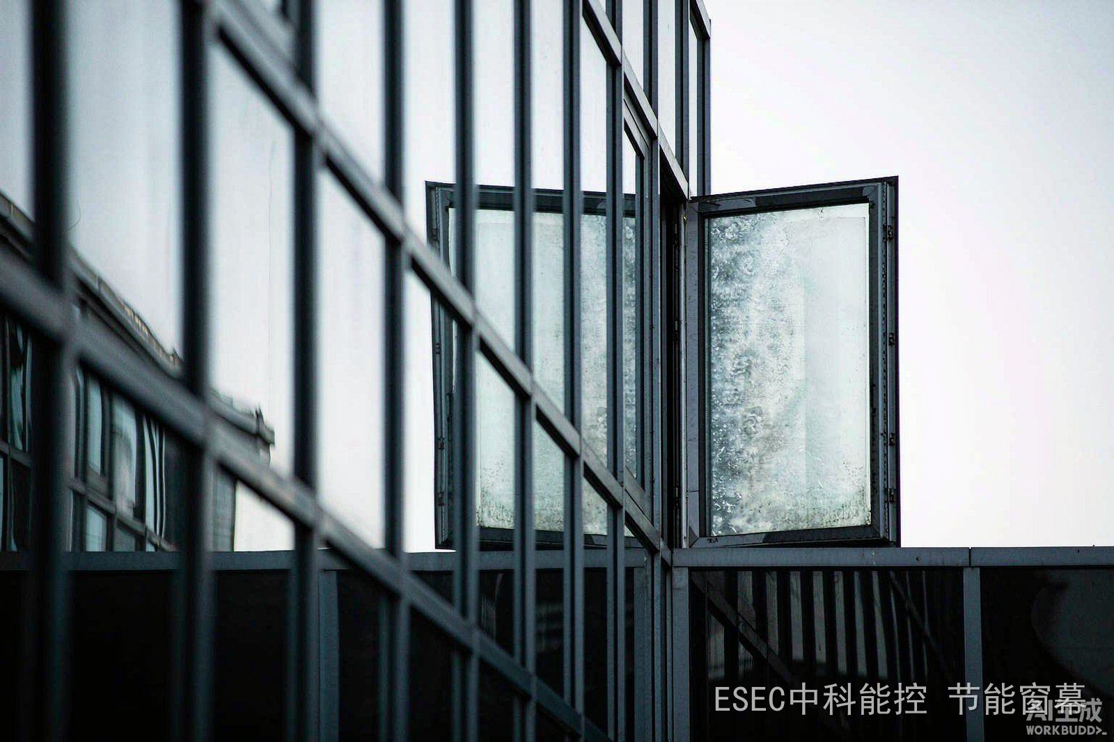 幕墙中空玻璃内部结雾实拍示意插图