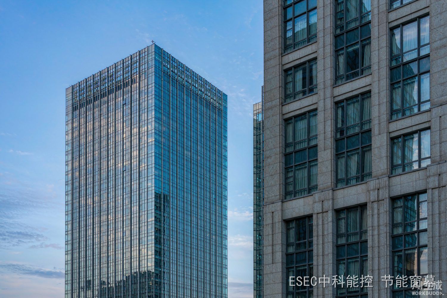 同一片街区里的两种立面:全玻璃幕墙写字楼与小窗面积石材立面,窗墙面积比的直观对比