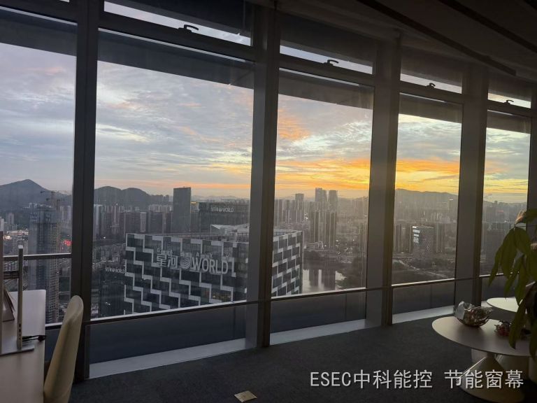 傍晚时分的窗幕与城市景观