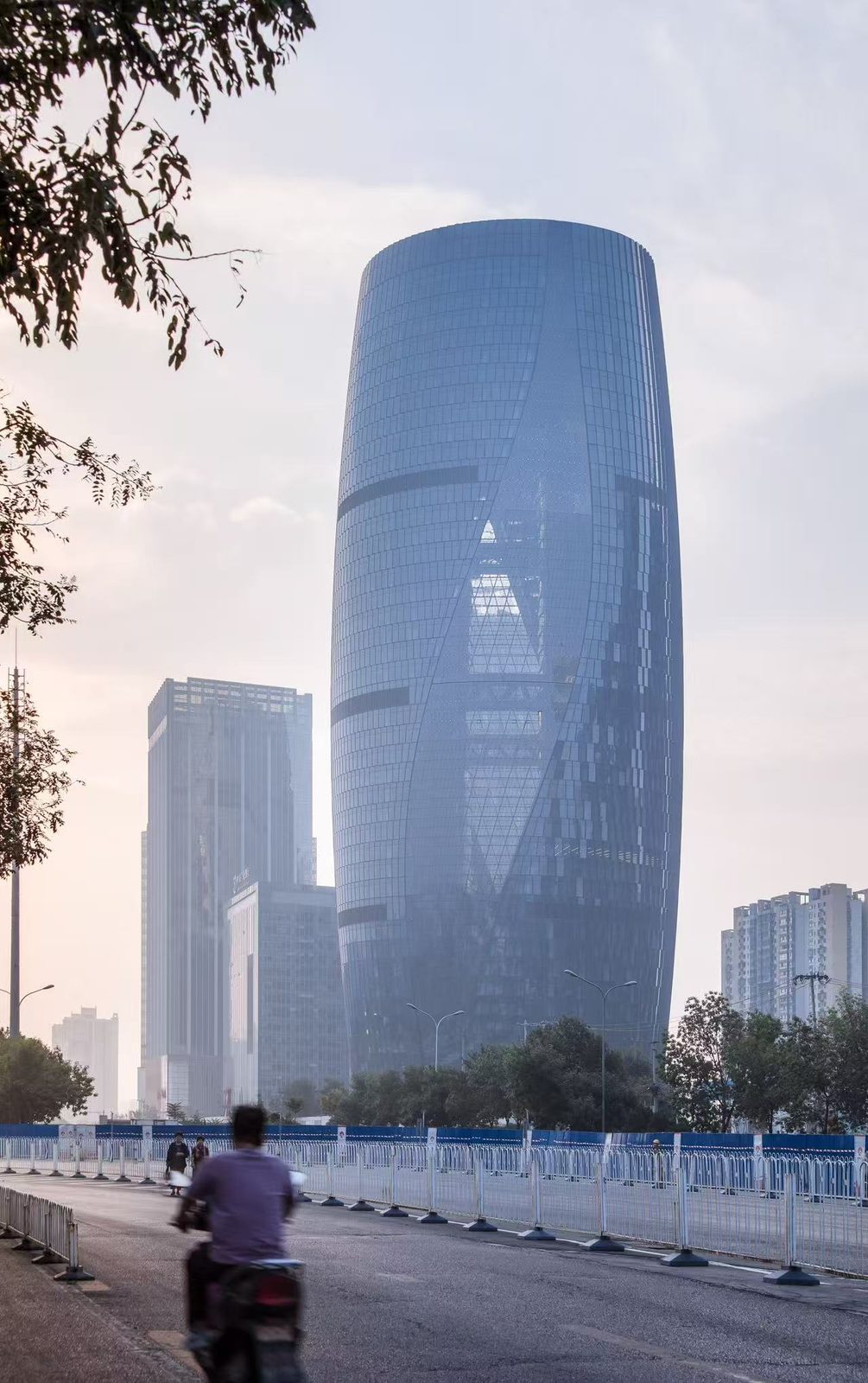 丽泽SOHO高区会议区窗幕实拍:整面落地玻璃柔光透景