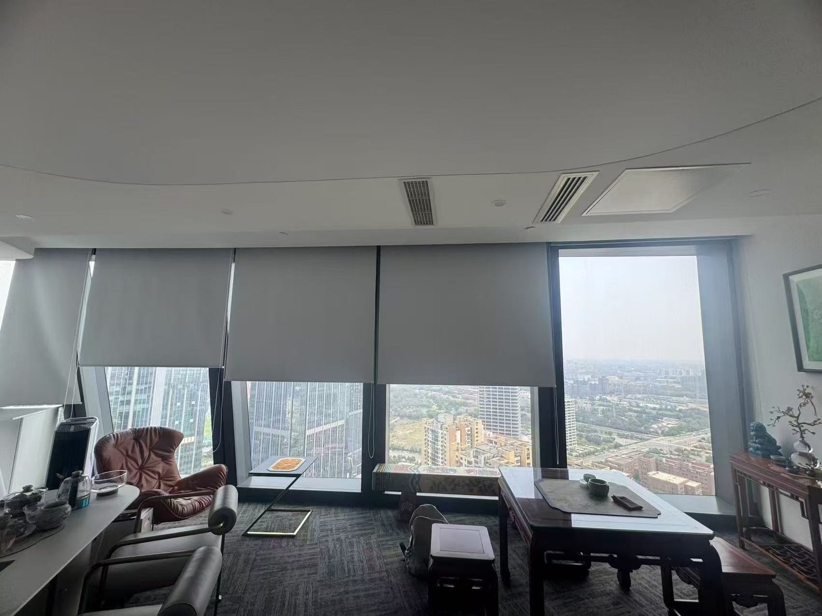 传统全遮光卷帘状态:拉上后遮光不透景,作为窗幕方案对照