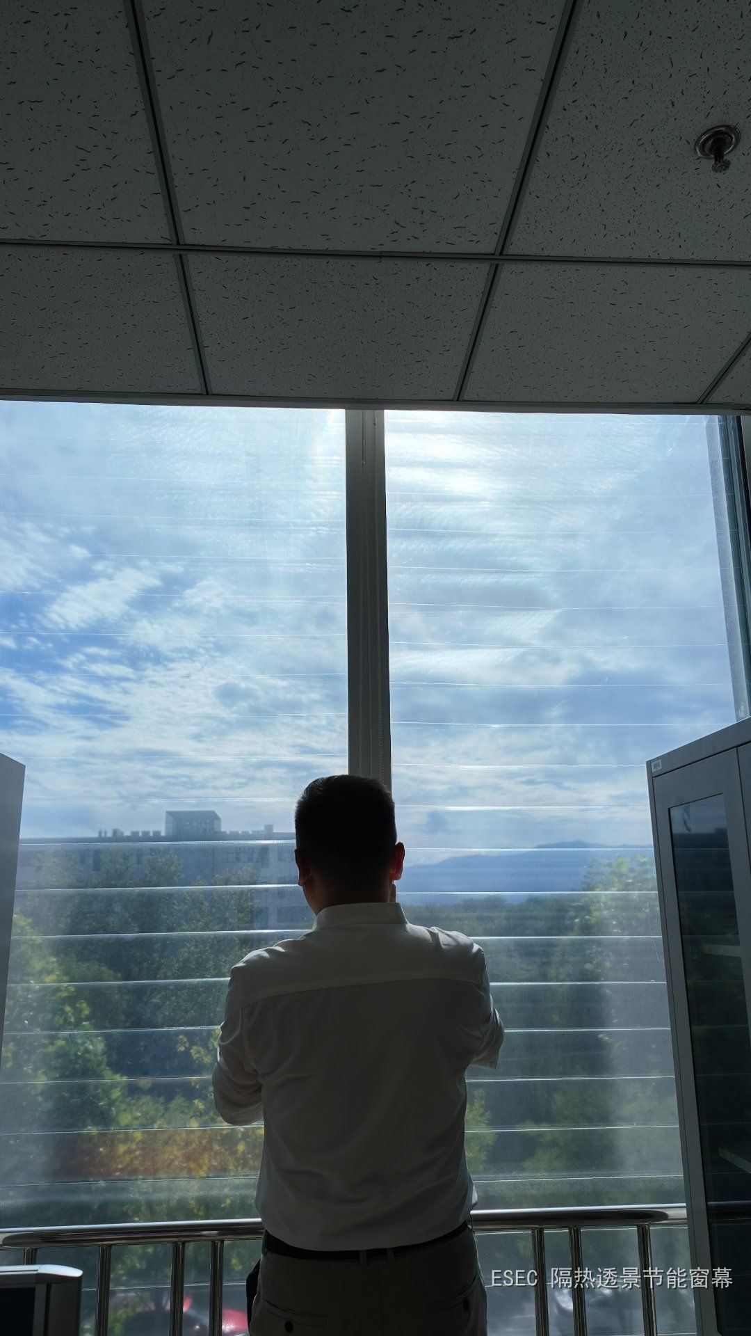 神舟航天软件办公区:员工在Window Curtain降下的窗边眺望,视野开阔